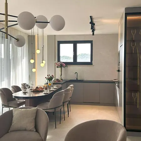 Three-bedroom Penthouse With Infinity Pool The Skyview Penthouse - S4 *