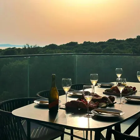 Three-bedroom Penthouse With Infinity Pool The Skyview Penthouse - S4