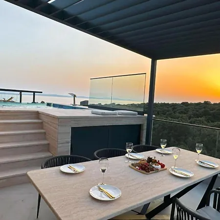 Three-bedroom Penthouse With Infinity Pool The Skyview Penthouse - S4