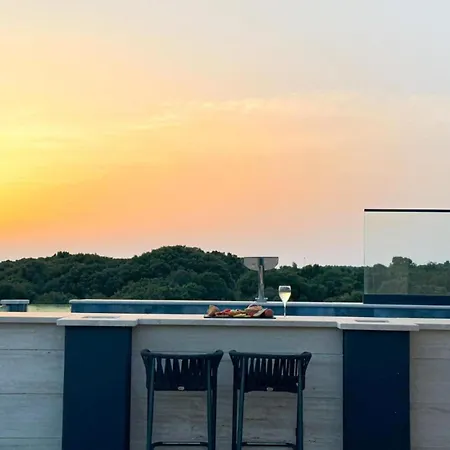 Three-bedroom Penthouse With Infinity Pool The Skyview Penthouse - S4 *