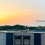 Three-bedroom Penthouse With Infinity Pool The Skyview Penthouse - S4 *