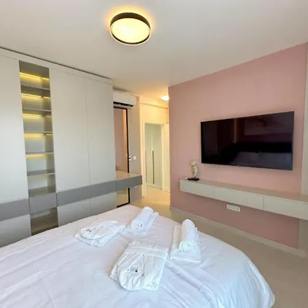Three-bedroom Penthouse With Infinity Pool The Skyview Penthouse - S4 شقة Kožino