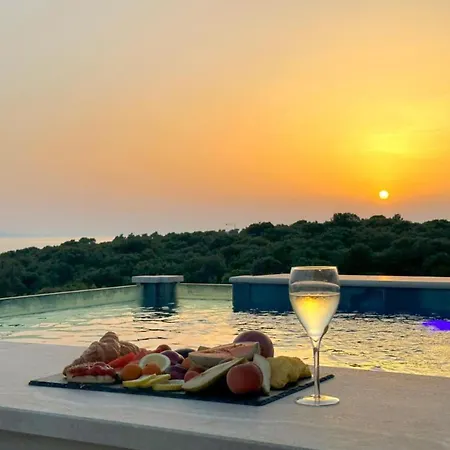 דירה Three-bedroom Penthouse With Infinity Pool The Skyview Penthouse - S4 Kožino